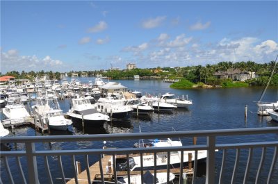 Aluguel de apartamento no Bayshore Yacht Tennis Club 812