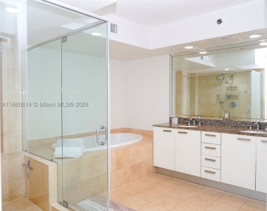 Comprar apartamento no Beach Club Two 4711
