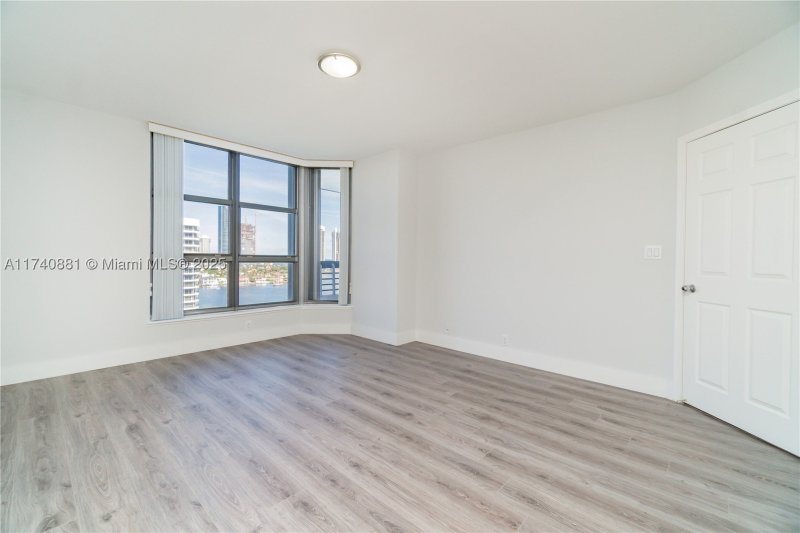 Condo for sale at Mystic Pointe 500 1513