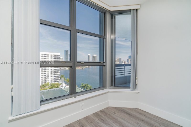Condo for sale at Mystic Pointe 500 1513