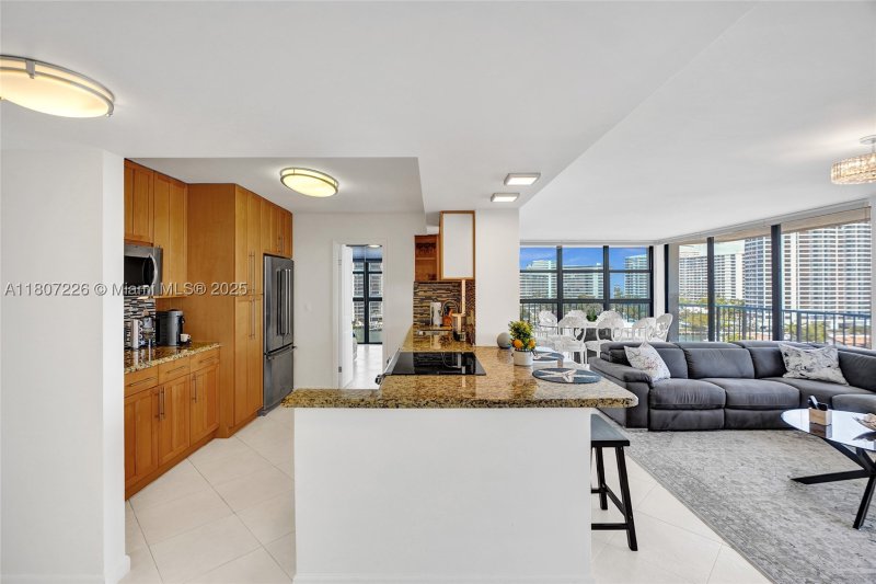 Comprar apartamento en 200 Leslie 1031
