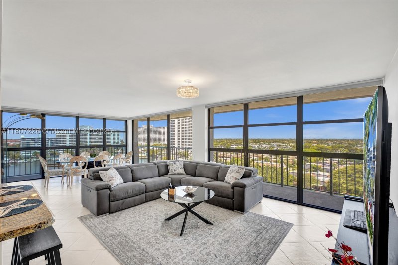 Comprar apartamento en 200 Leslie 1031