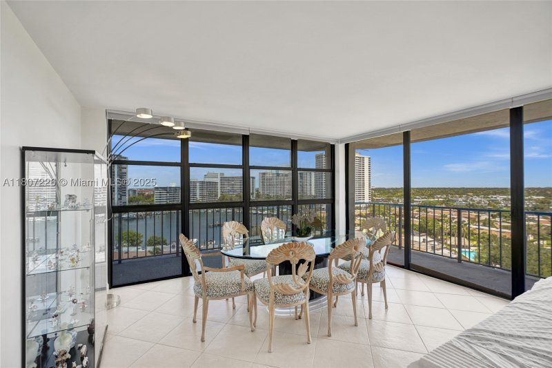 Comprar apartamento en 200 Leslie 1031