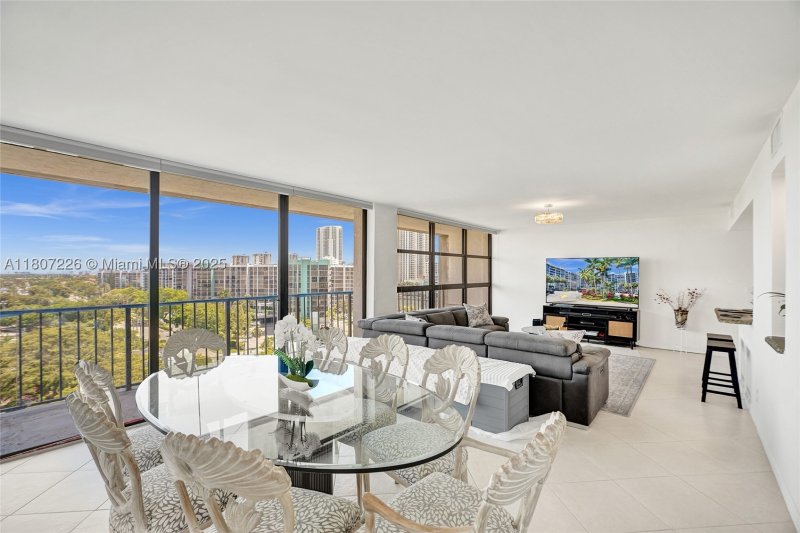 Comprar apartamento en 200 Leslie 1031