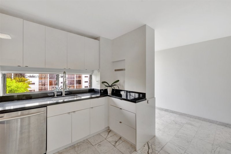 Condo for sale at Plaza of the Americas 521