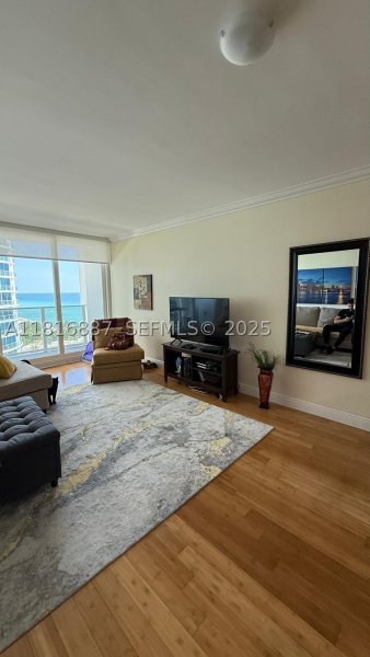 Condo for sale at Alexander Towers 1010
