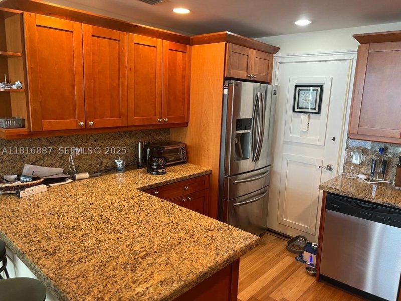 Condo for sale at Alexander Towers 1010