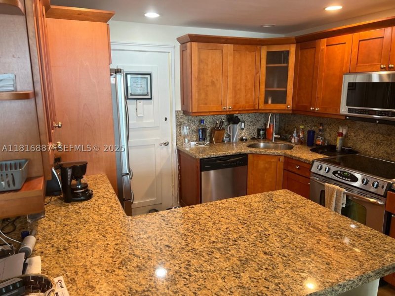 Condo for sale at Alexander Towers 1010