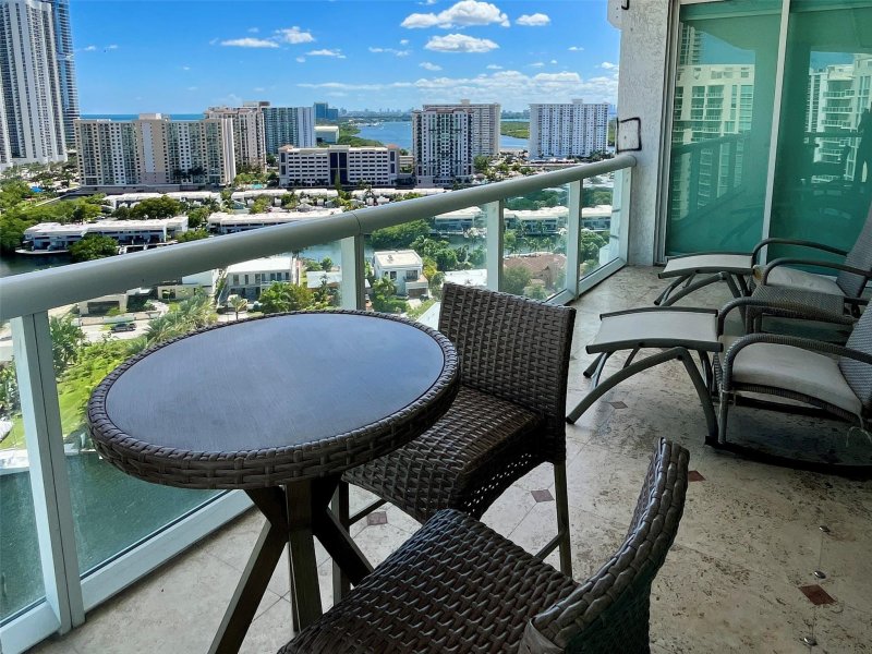 Condo for sale at Oceania 5 2052