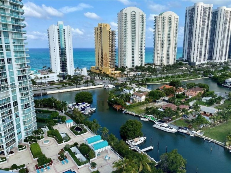 Condo for sale at Oceania 5 2052
