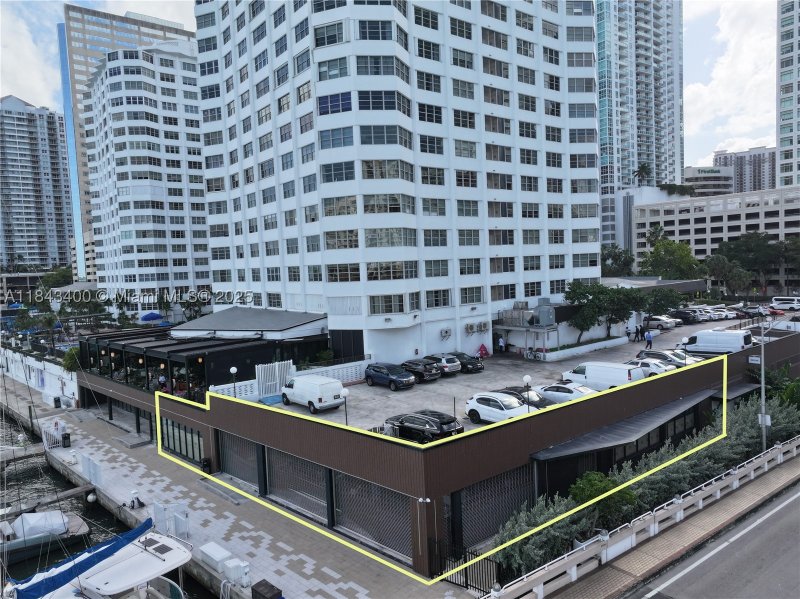 Comprar apartamento no Four Ambassadors