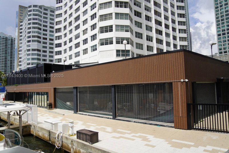 Comprar apartamento no Four Ambassadors