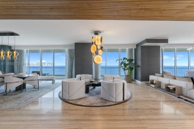 Comprar apartamento no Turnberry Ocean Club 1401/02