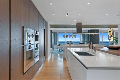 Comprar apartamento no Turnberry Ocean Club 1401/02