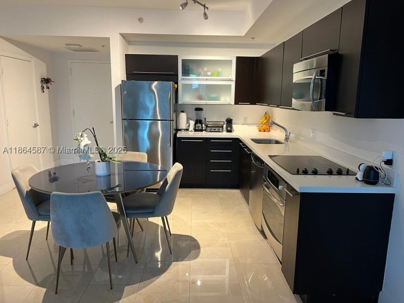 Condo for sale at The Ivy 2103