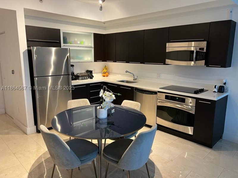 Condo for sale at The Ivy 2103