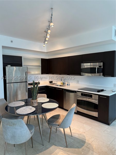 Condo for sale at The Ivy 2103