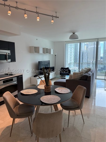 Condo for sale at The Ivy 2103