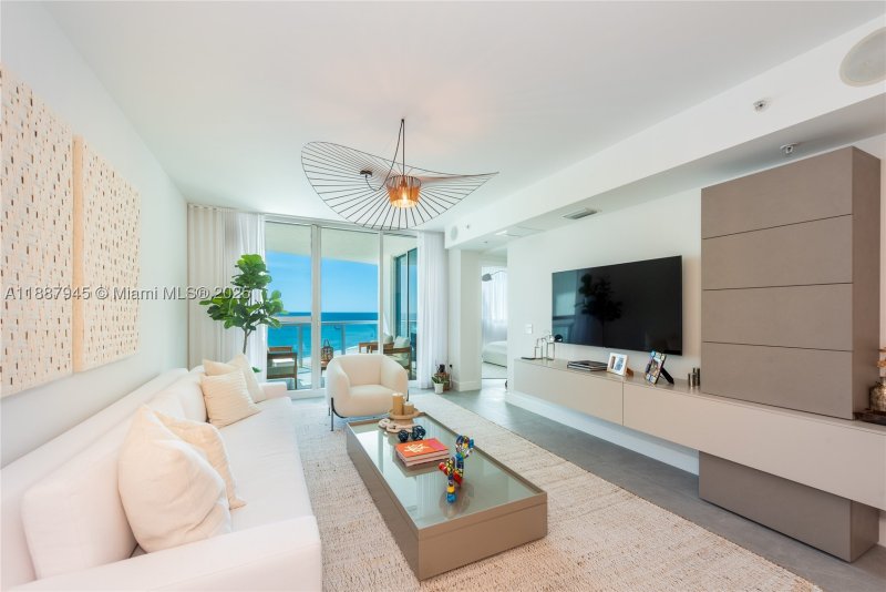 Condo for sale at Mosaic Miami Beach 1502