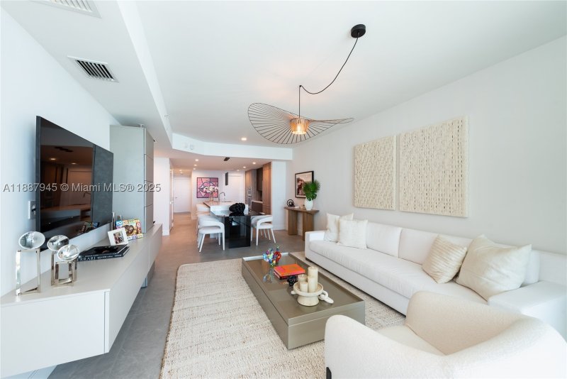 Condo for sale at Mosaic Miami Beach 1502