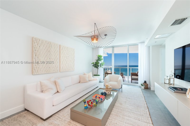 Condo for sale at Mosaic Miami Beach 1502