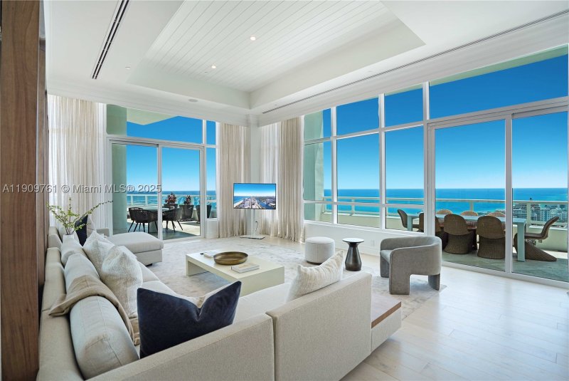 Apartment for rent at Fontainebleau II PH South