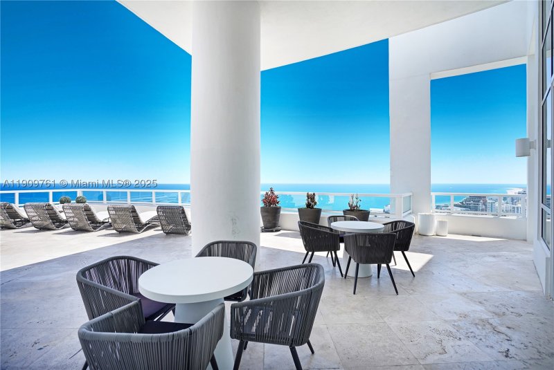 Apartment for rent at Fontainebleau II PH South