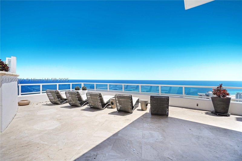 Apartment for rent at Fontainebleau II PH South