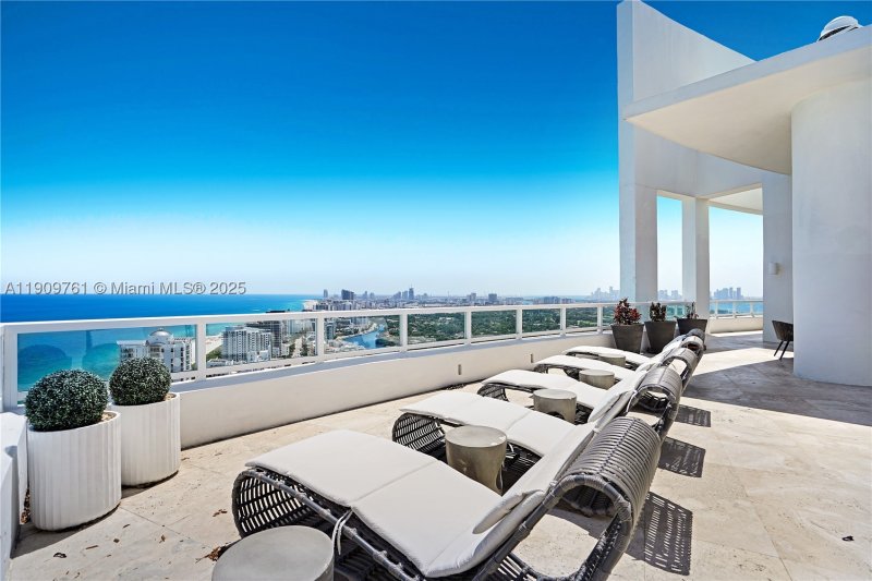 Apartment for rent at Fontainebleau II PH South