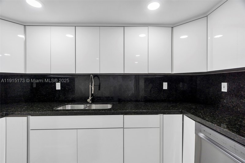 Comprar apartamento no Four Ambassadors 1942