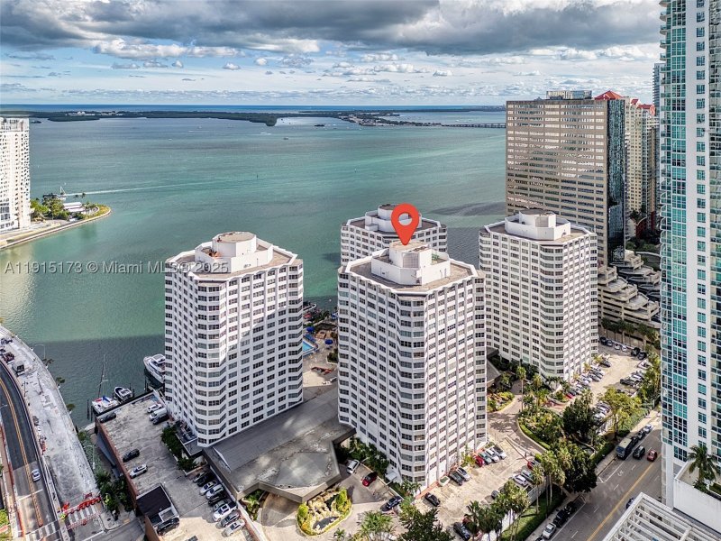 Comprar apartamento no Four Ambassadors 1942