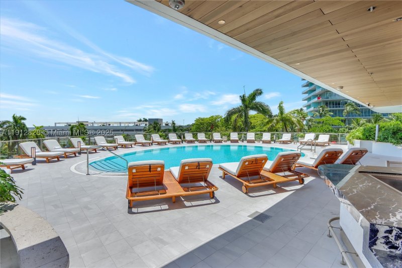 Comprar apartamento en MR. C Residences 405