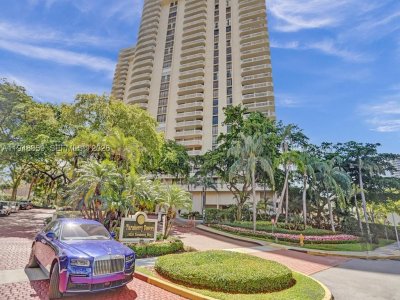 Comprar apartamento no Turnberry Towers 8L