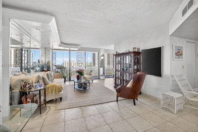 Turnberry Towers Apt #8L