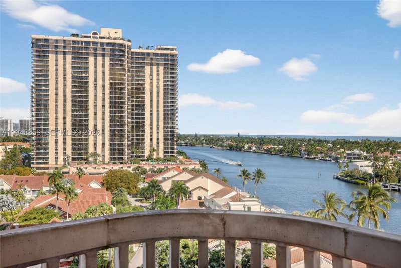 Condo for sale at Turnberry Towers 8L