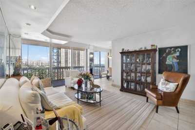 Comprar apartamento no Turnberry Towers 8L