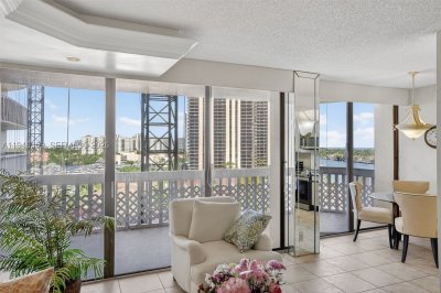 Comprar apartamento no Turnberry Towers 8L