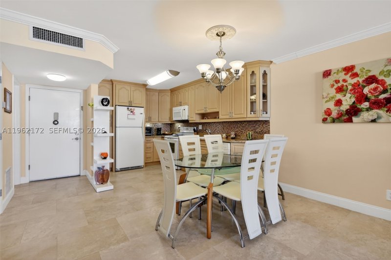 Condo for sale at Plaza Towers South 905