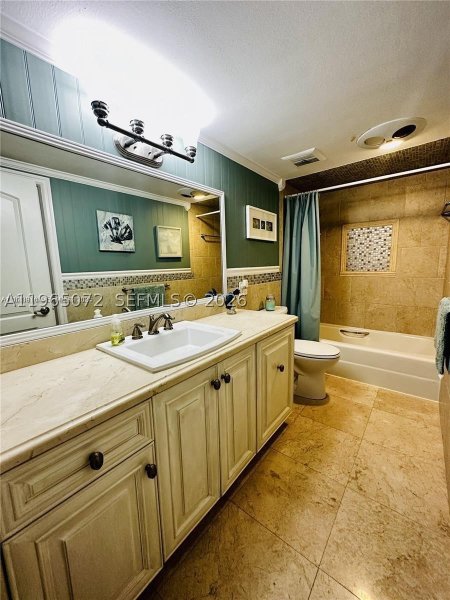 Apartment for rent at Oxford Towers 406