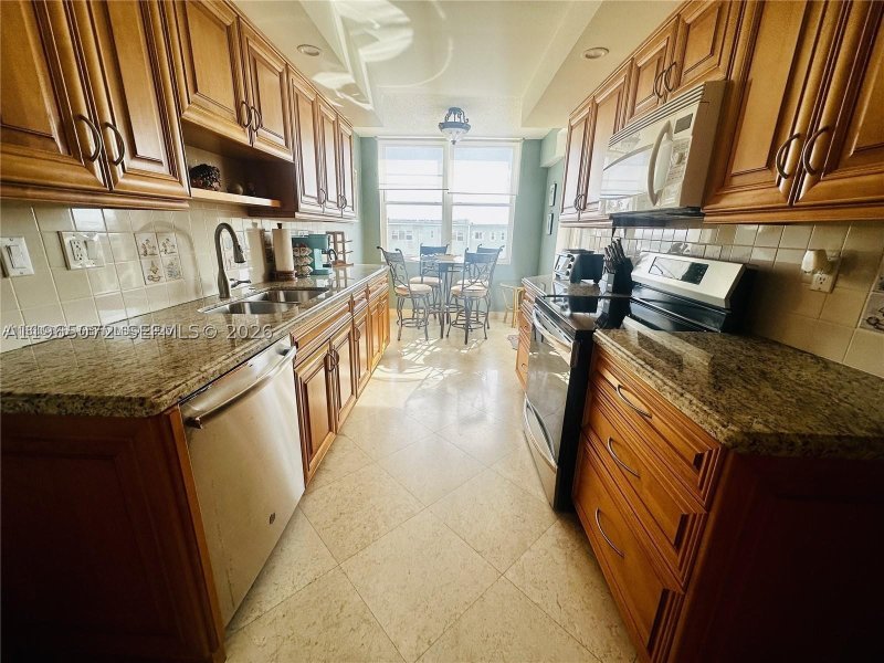 Apartment for rent at Oxford Towers 406