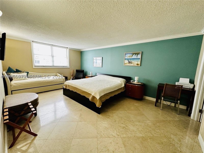 Apartment for rent at Oxford Towers 406