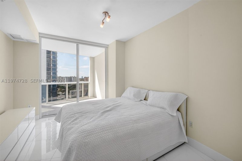 Condo for sale at Trump Royale 2008