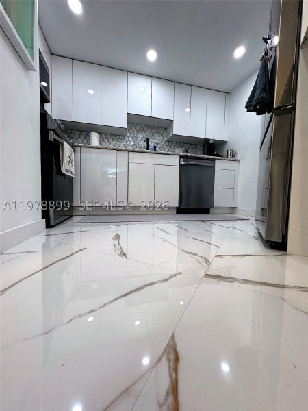 Apartment for rent at Four Ambassadors 710