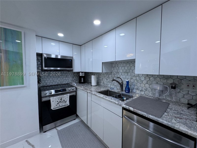 Apartment for rent at Four Ambassadors 710