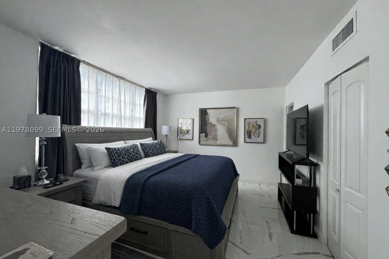 Apartment for rent at Four Ambassadors 710