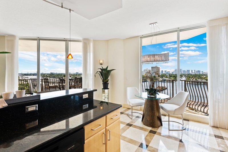 Condo for sale at Jackson Tower 906