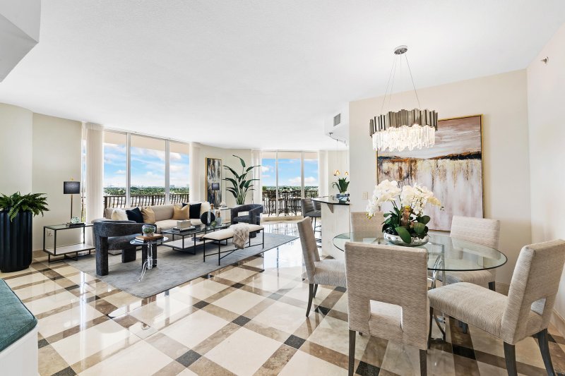 Condo for sale at Jackson Tower 906
