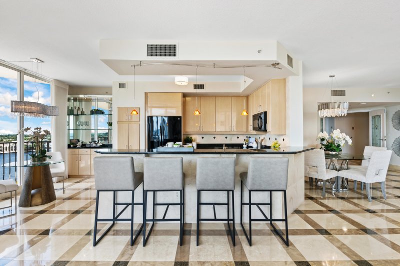 Condo for sale at Jackson Tower 906