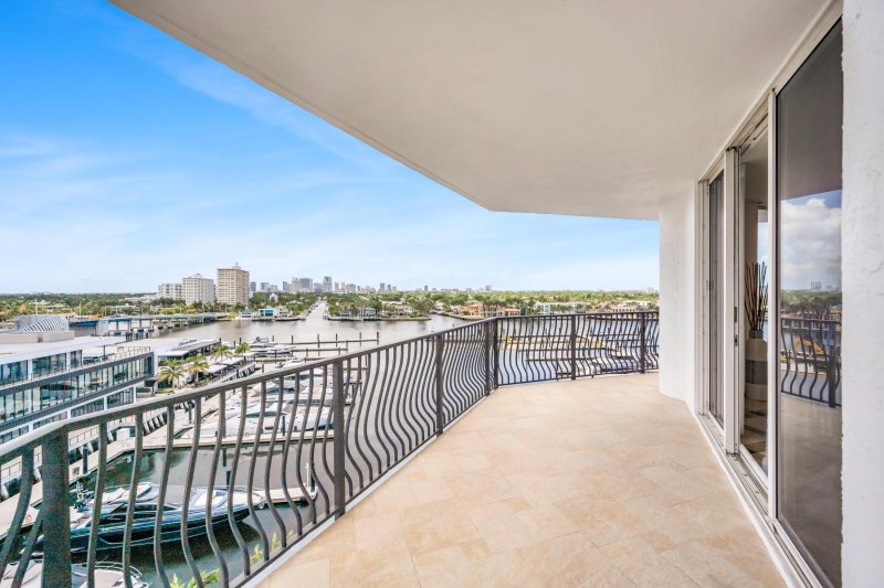 Condo for sale at Jackson Tower 906
