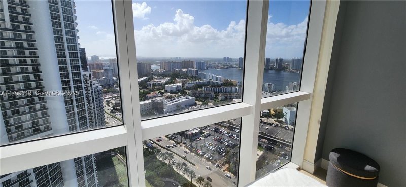 Alquiler de apartamento en Trump Royale 4305